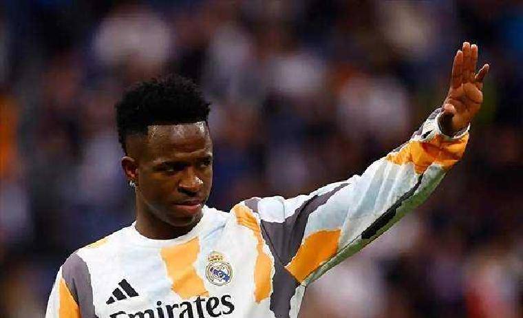 续约停摆！维尼修斯皇马地位堪忧，出售套现2亿欧能否解财政难题？